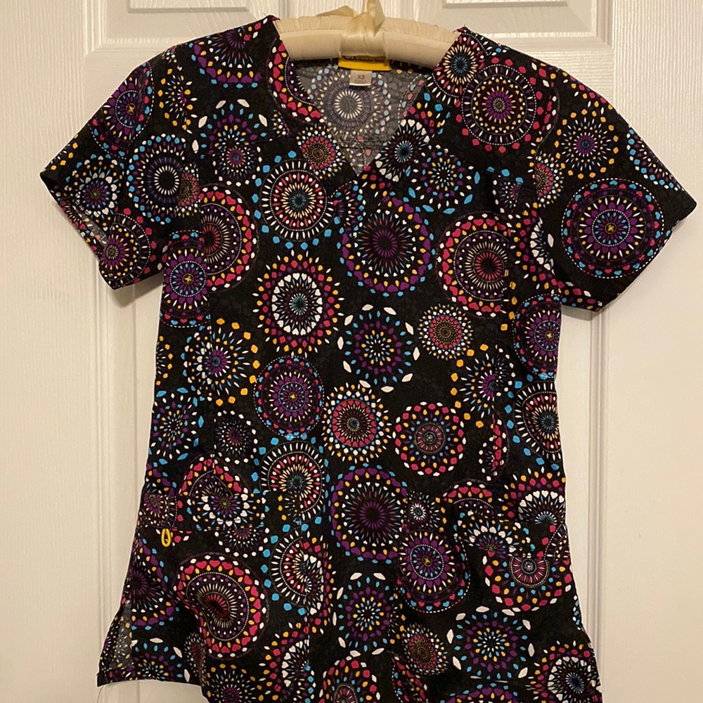 WonderWinks scrub top